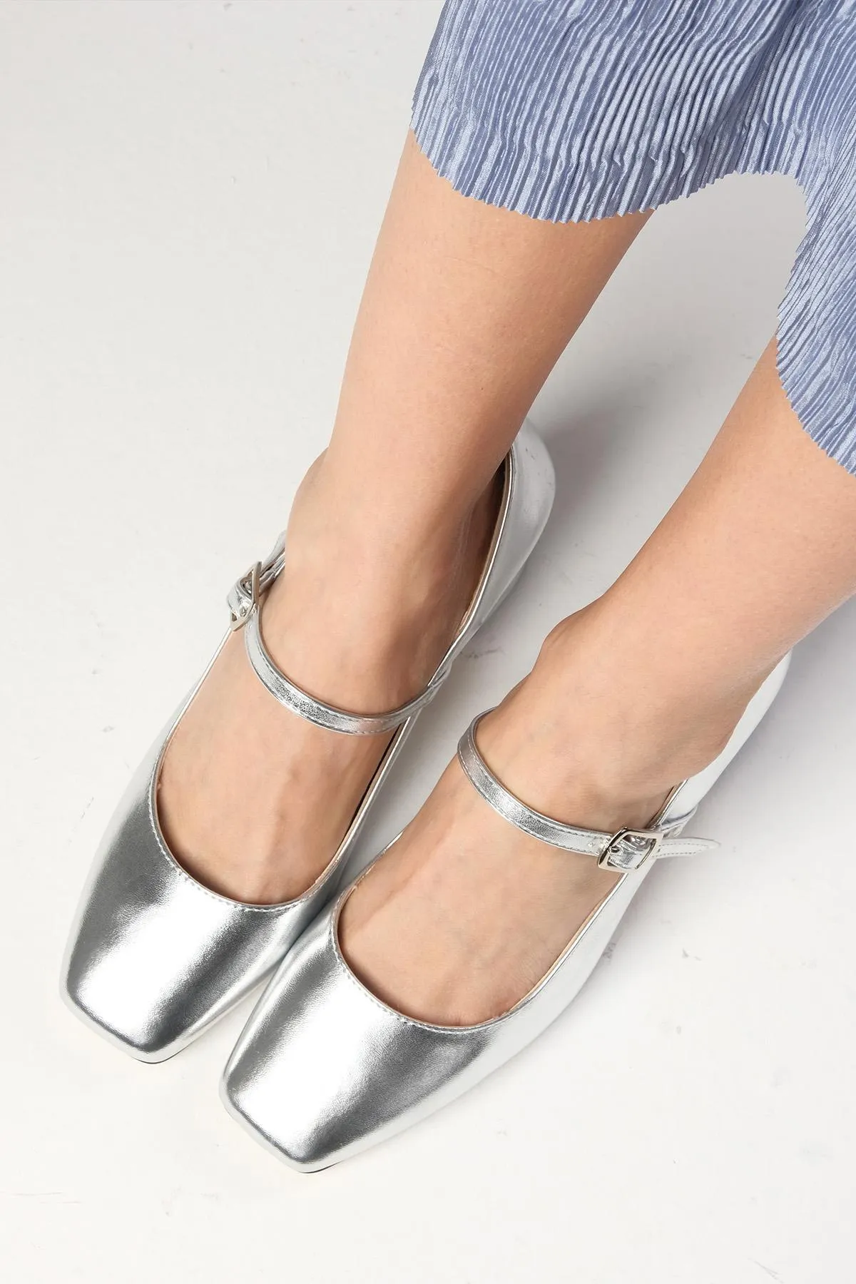 Mio Gusto  Alda Silberfarbene Damenschuhe mit stumpfer Zehenpartie und Absatz