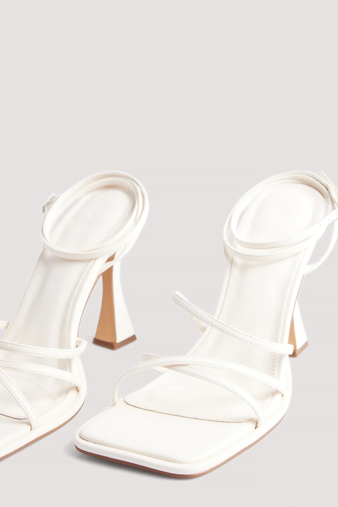 Quadratische Riemchen-High-Heels mit Sanduhrabsatz