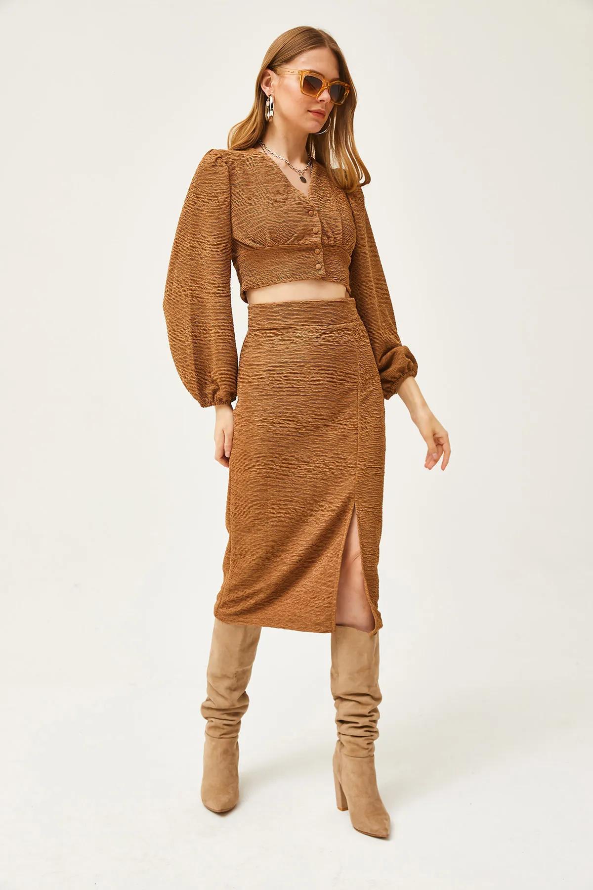 Olalook  Damen Strickanzug mit Schlitzrock in Kamel TKM-19000255