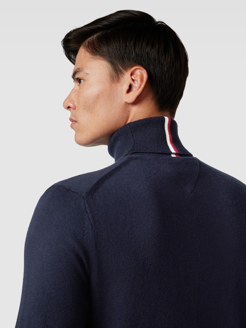 Rollkragenpullover mit Kaschmir-Anteil und Logo-Stitching in marineblau