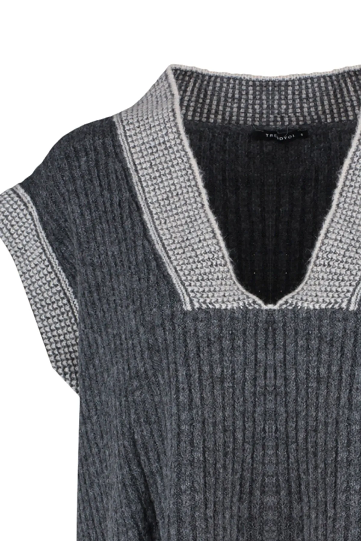 Trendyol Collection  Anthrazitfarbener, weicher, strukturierter Strickpullover im Colour-Block-Design mit weiter Passform TWOAW21BZ0014