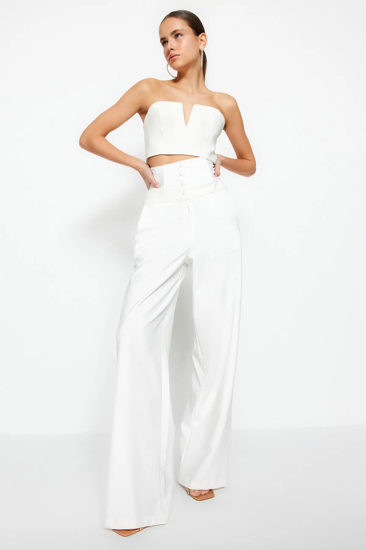 Trendyol Collection  Ecru gewebte Hose mit Korsettdetail TPRSS23PL00033