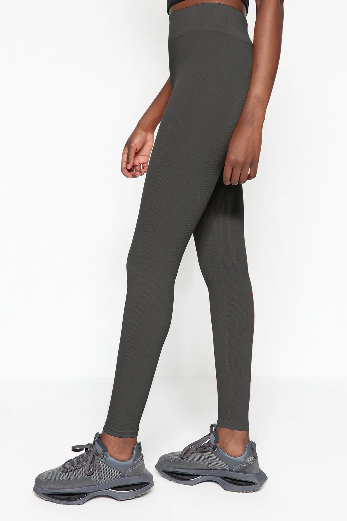 Trendyol Collection  Dunkle anthrazitfarbene nahtlose/nahtlose gestrickte Sportstrumpfhose in voller Länge TWOAW20TA0071