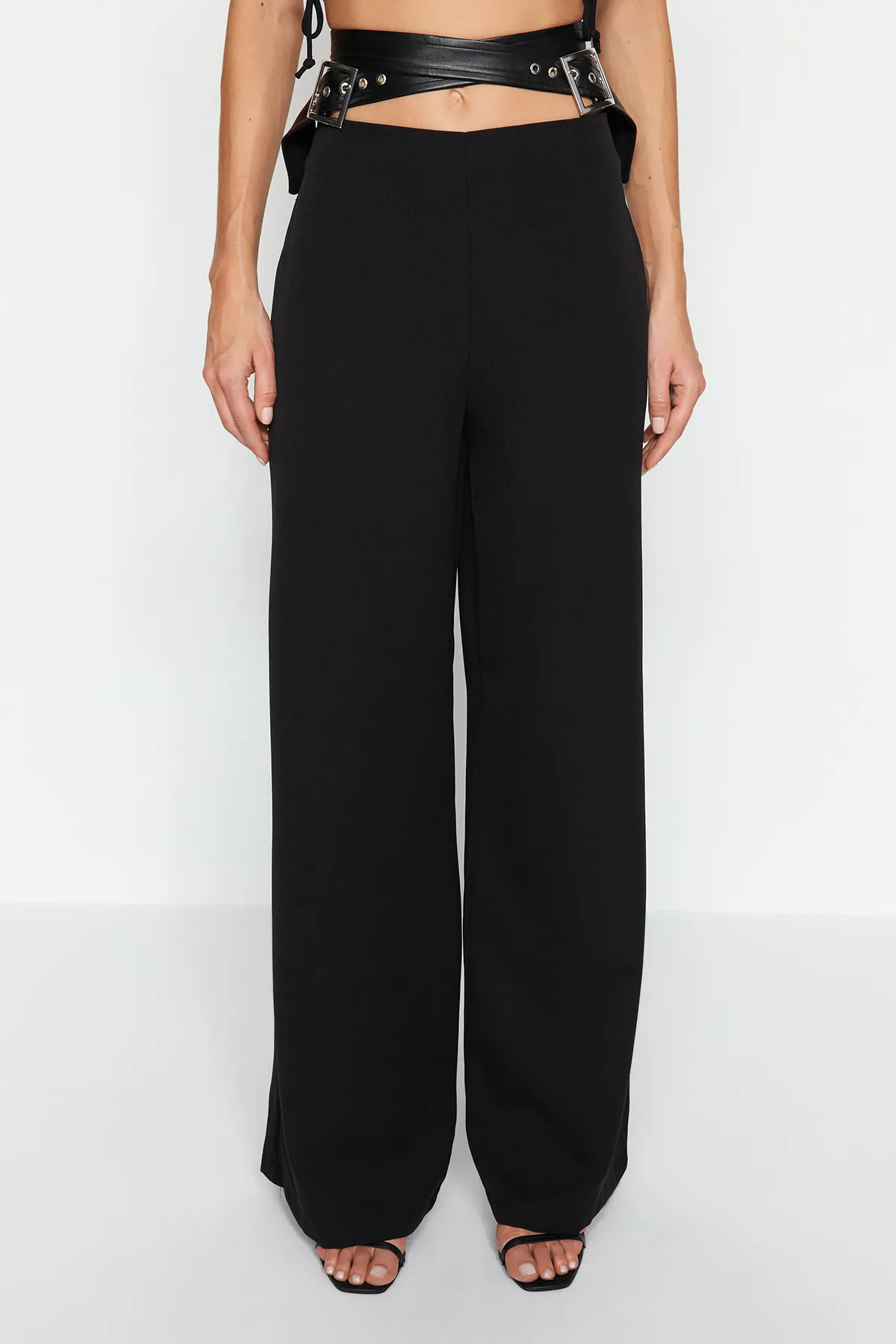 Trendyol Collection  Schwarze Hose mit weitem Bein aus Kunstleder und Gürteldetail TPRAW24PL00006