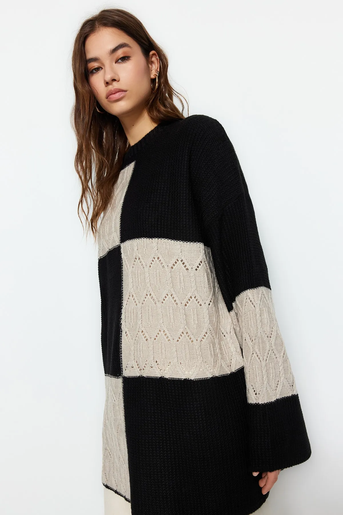 Trendyol Modest  Schwarzer durchbrochener/perforierter Farbblock-Strickpullover TCTAW24AK00055