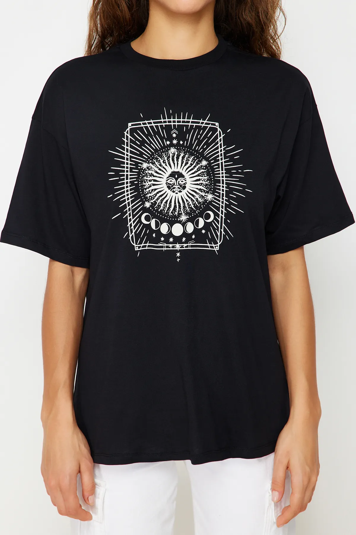 Trendyol Collection  Schwarzes, bedrucktes, übergroßes/weit geschnittenes Strick-T-Shirt mit Rundhalsausschnitt, 100 % Baumwolle TWOSS20TS0247