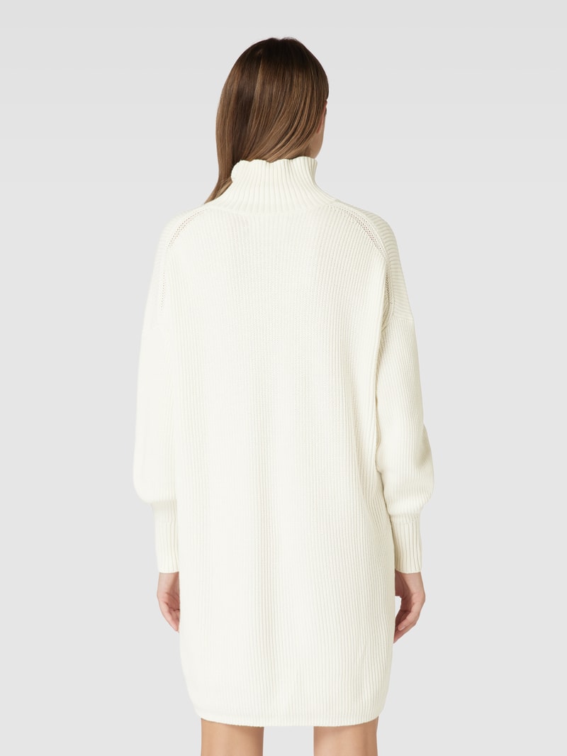 Strickkleid mit Stehkragen und Label-Patch in offwhite
