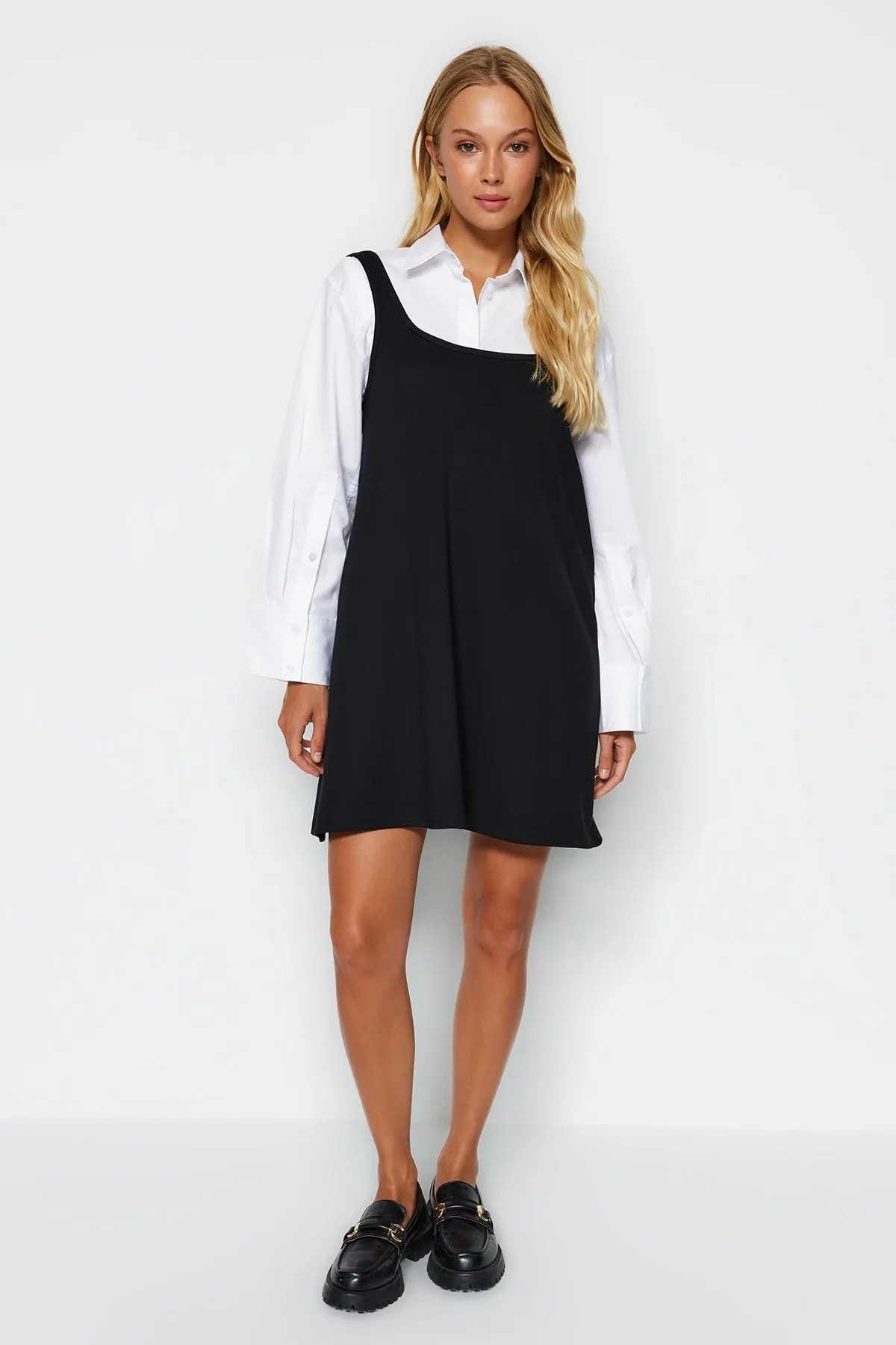 Trendyol Collection  Schwarzes Gilet-Skater-/Taillen-geöffnetes Strickkleid TWOAW24EL00245
