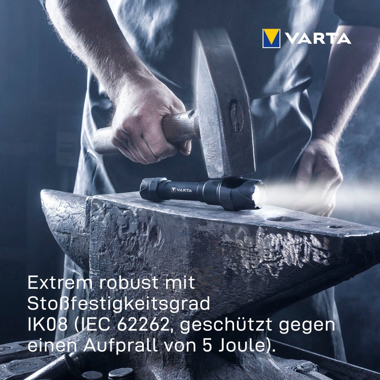VARTA Taschenlampe Indestructible F30 Pro 6 Watt LED, wasser- und staubdicht, stoßabsorbierend, eloxiertes Aluminium Gehäuse