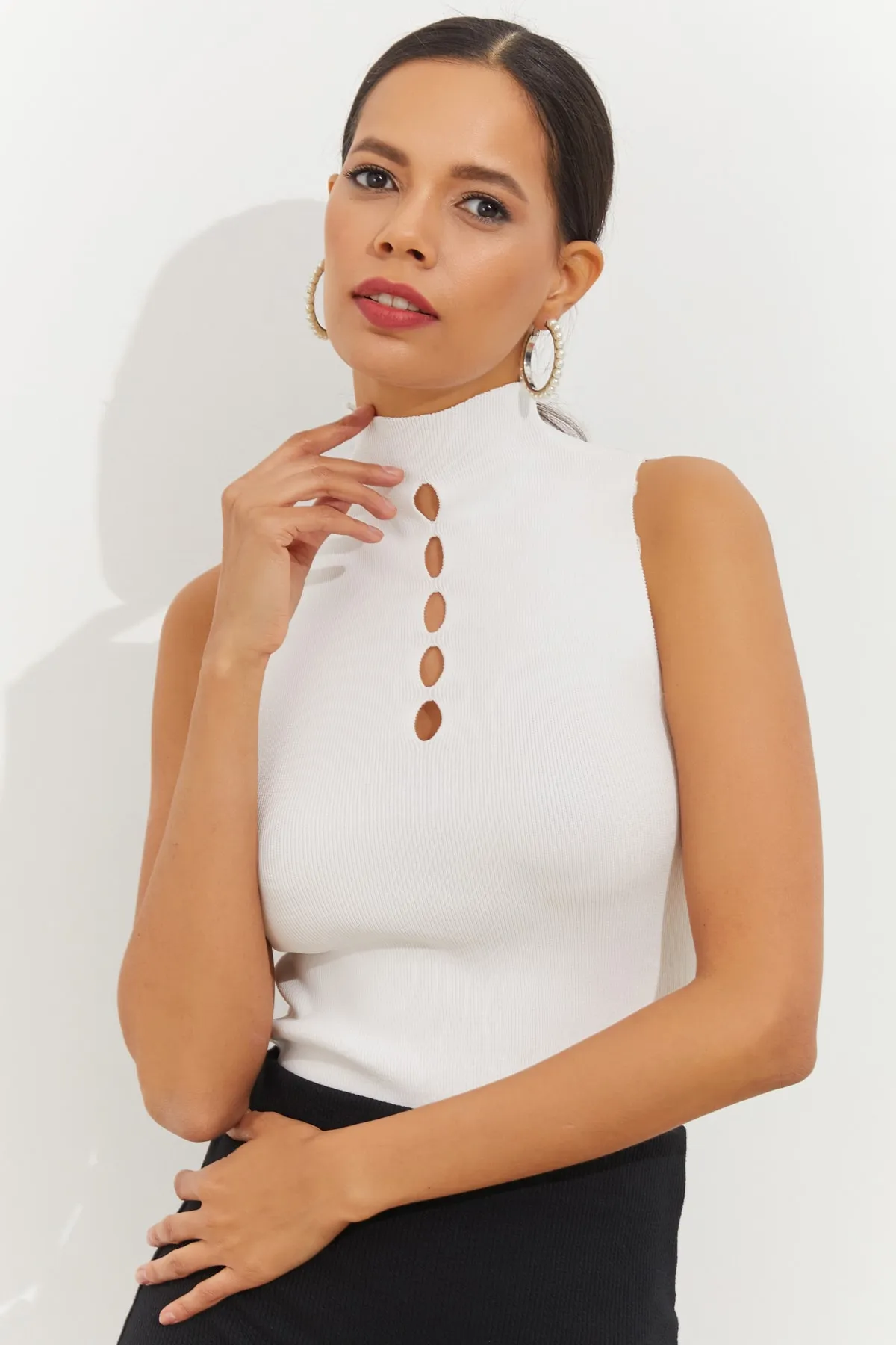 Cool & Sexy  Weiße, ärmellose Strickbluse mit tief angesetzter Vorderseite für Damen YV112