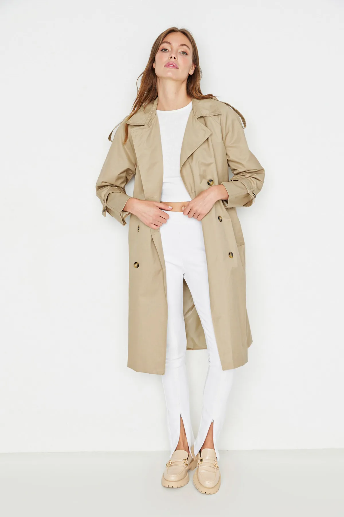 Trendyol Collection  Beiger wasserabweisender Trenchcoat mit Gürtel TWOSS20TR0012