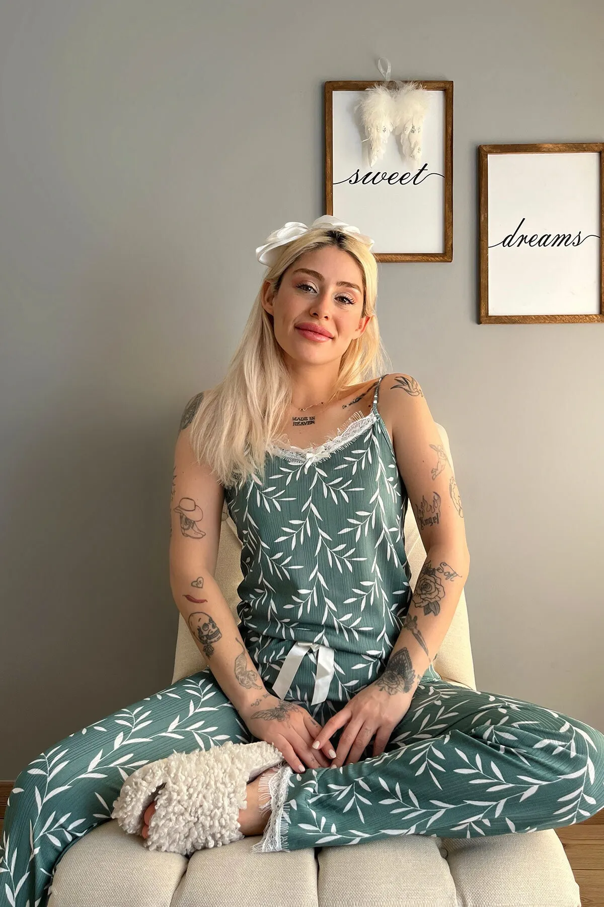 Pijamaevi  Gestricktes Damen-Pyjama-Set aus grünem Olivenzweig mit Spitze und Seilriemen