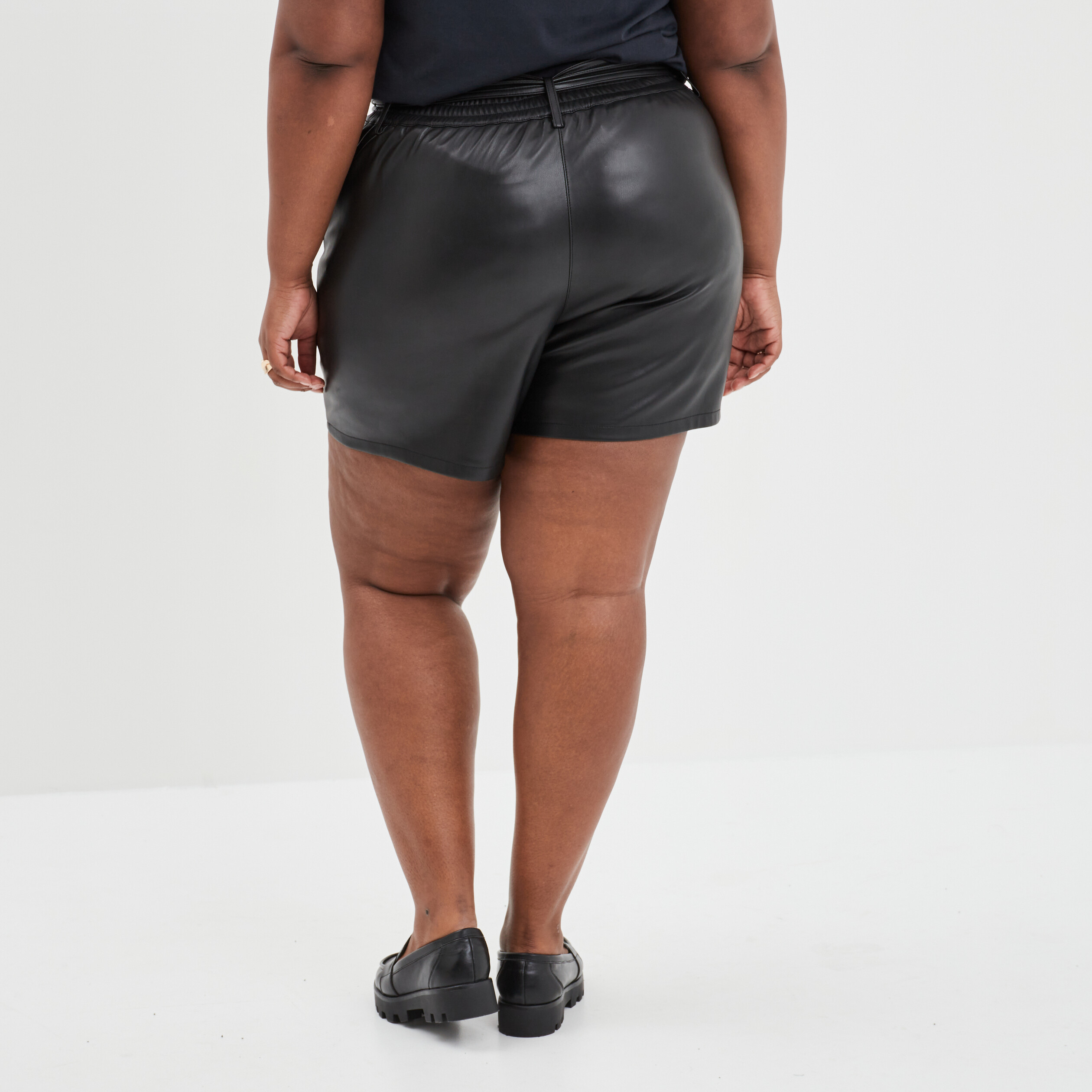 Short simili cuir regular ceinturé noir femme grande taille | La Halle