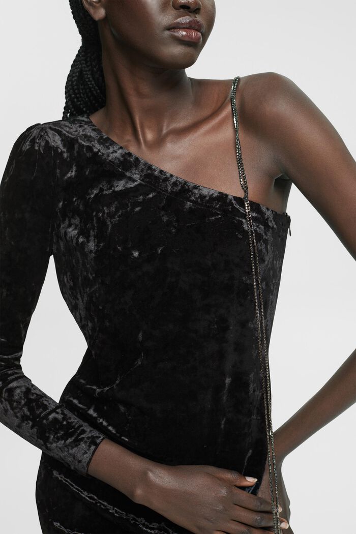 Samtkleid im One-Shoulder-Design mit Kettenträger