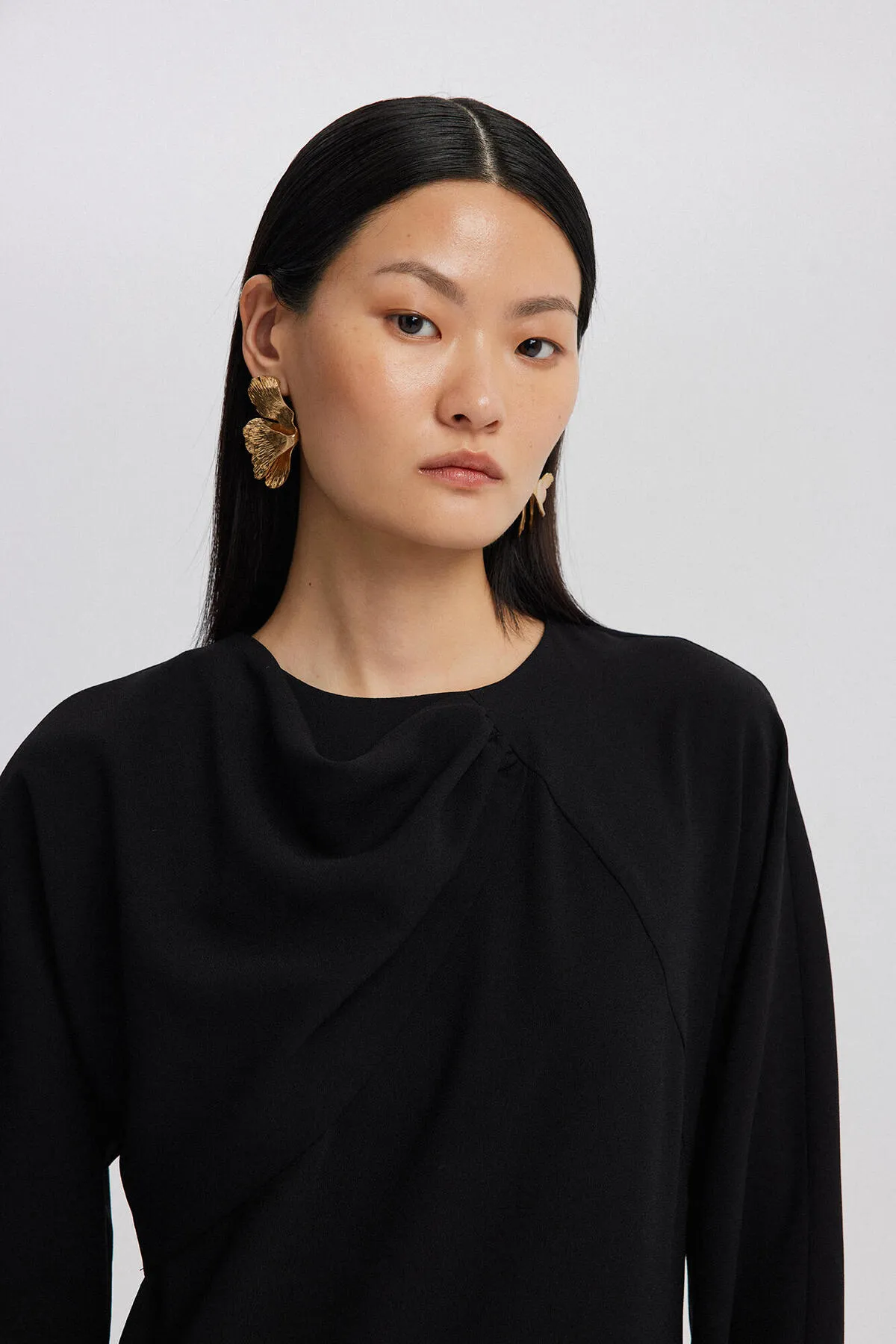 Touché Privé  KLEID AUS CRÉPE MIT ASYMMETRISCHEM KRAGEN UND DETAIL
