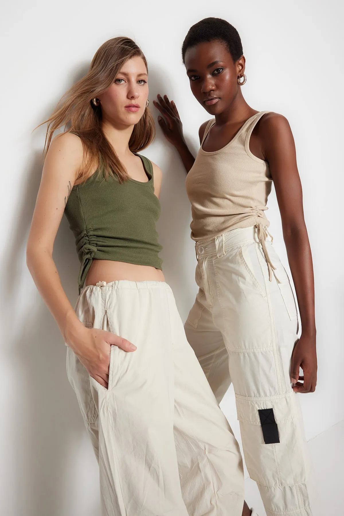 Trendyol Collection  Khaki-Beige 2er-Pack geripptes, flexibles Strick-Tanktop mit Faltendetail, Pool-Kragen TWOSS21AL0195
