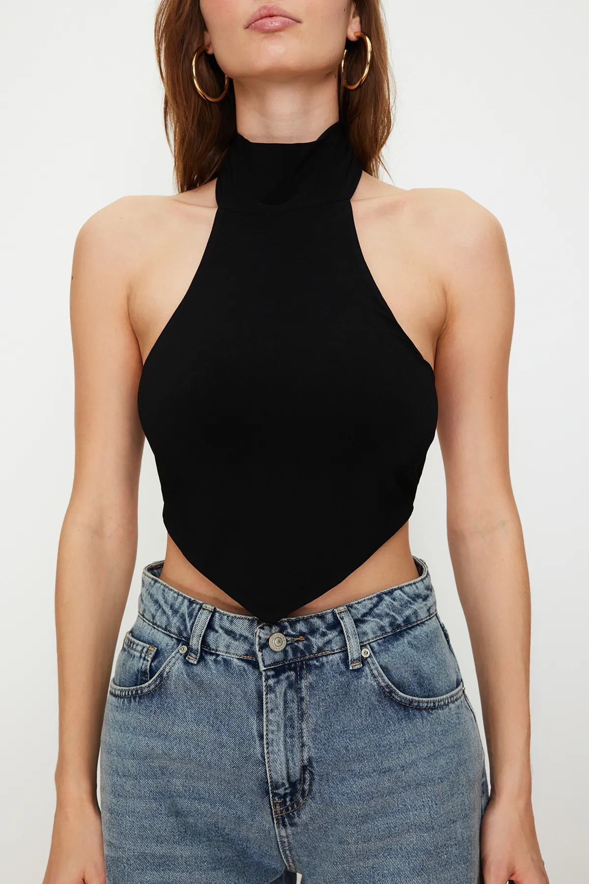 Trendyol Collection  Schwarze schulterfreie Strickbluse mit hohem Kragen und kurzem Schnitt TWOSS24BZ00203