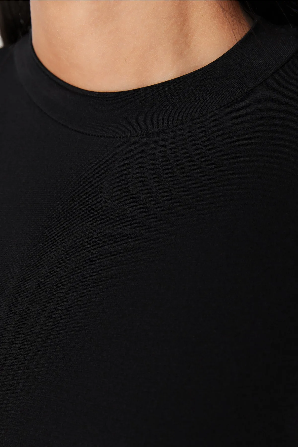 Trendyol Collection  Schwarze, eng anliegende, eng anliegende, dehnbare Strickbluse mit hohem Kragen und gerafften Ärmeln TWOAW23EL01391