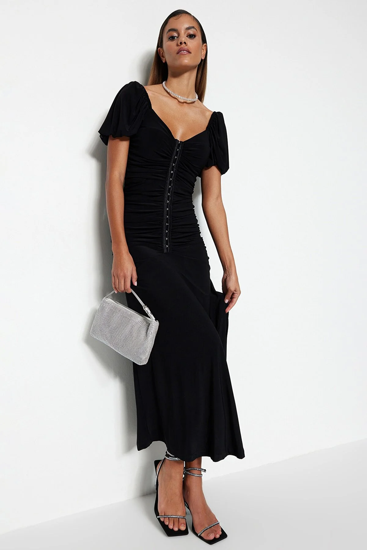Trendyol Collection  Schwarzes, tailliertes, stilvolles Abendkleid mit gestricktem Sling TPRSS23EL00084