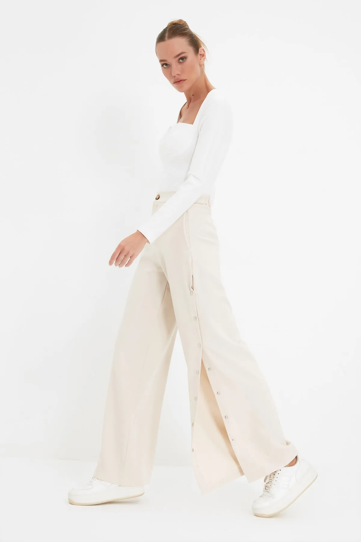 Trendyol Collection  Stone Wide Leg / Wide Leg Woven-Hose mit Knöpfen an den Seiten TWOSS20PL0398