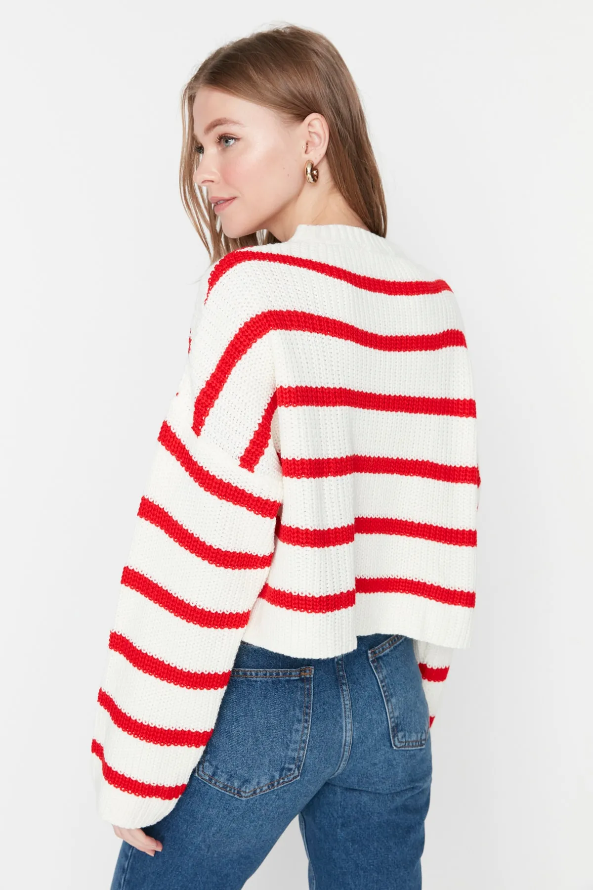 Trendyol Collection  Ecrufarbener, kurzer Strickpullover mit Streifenmuster TWOAW23KZ00390