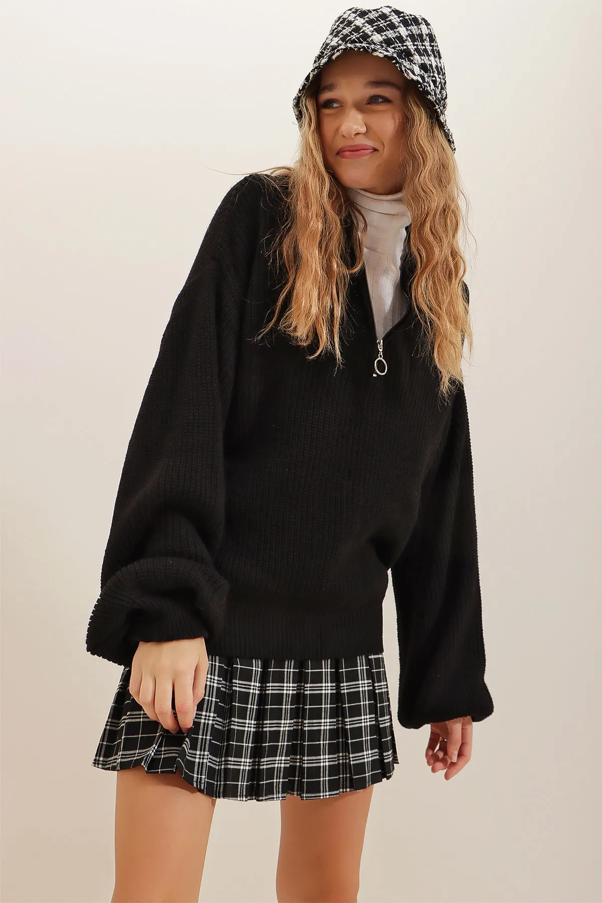 Trend Alaçatı Stili  Schwarzer Damen-Strickpullover Thessaloniki mit Stehkragen und Reißverschluss vorne ALC-X7222