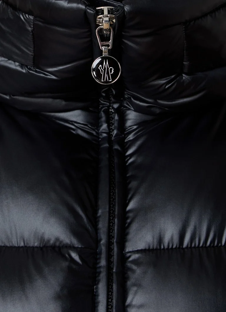 Moncler Douro dūnu jaka ar dūnu pildījumu un saliekamu kapuci
