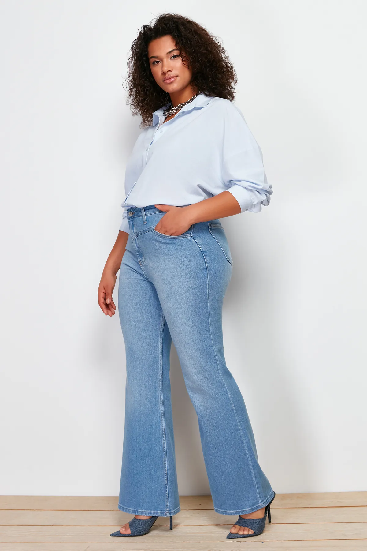 Trendyol Curve  Hellblaue Denim-Jeans im Flare-Fit mit Nähten und detaillierten Details TBBSS24CJ00003