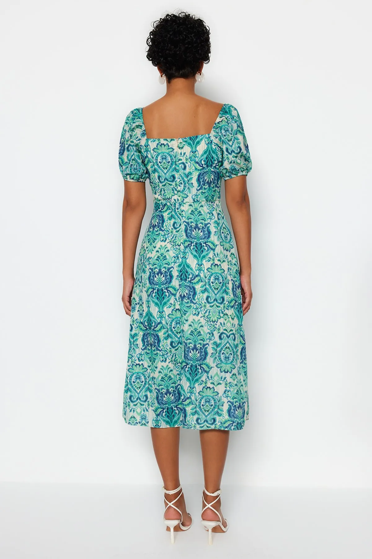 Trendyol Collection  Grünes gemustertes Midi-Webkleid mit quadratischem Ausschnitt und Schlitz TWOSS23EL01846