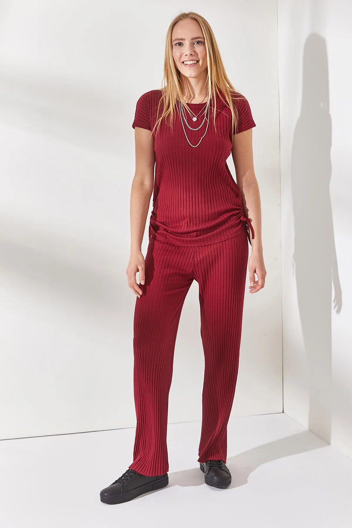Olalook  Burgunderrotes Set mit seitlich geraffter Bluse und Palazzo-Hose für Damen TKM-19000196