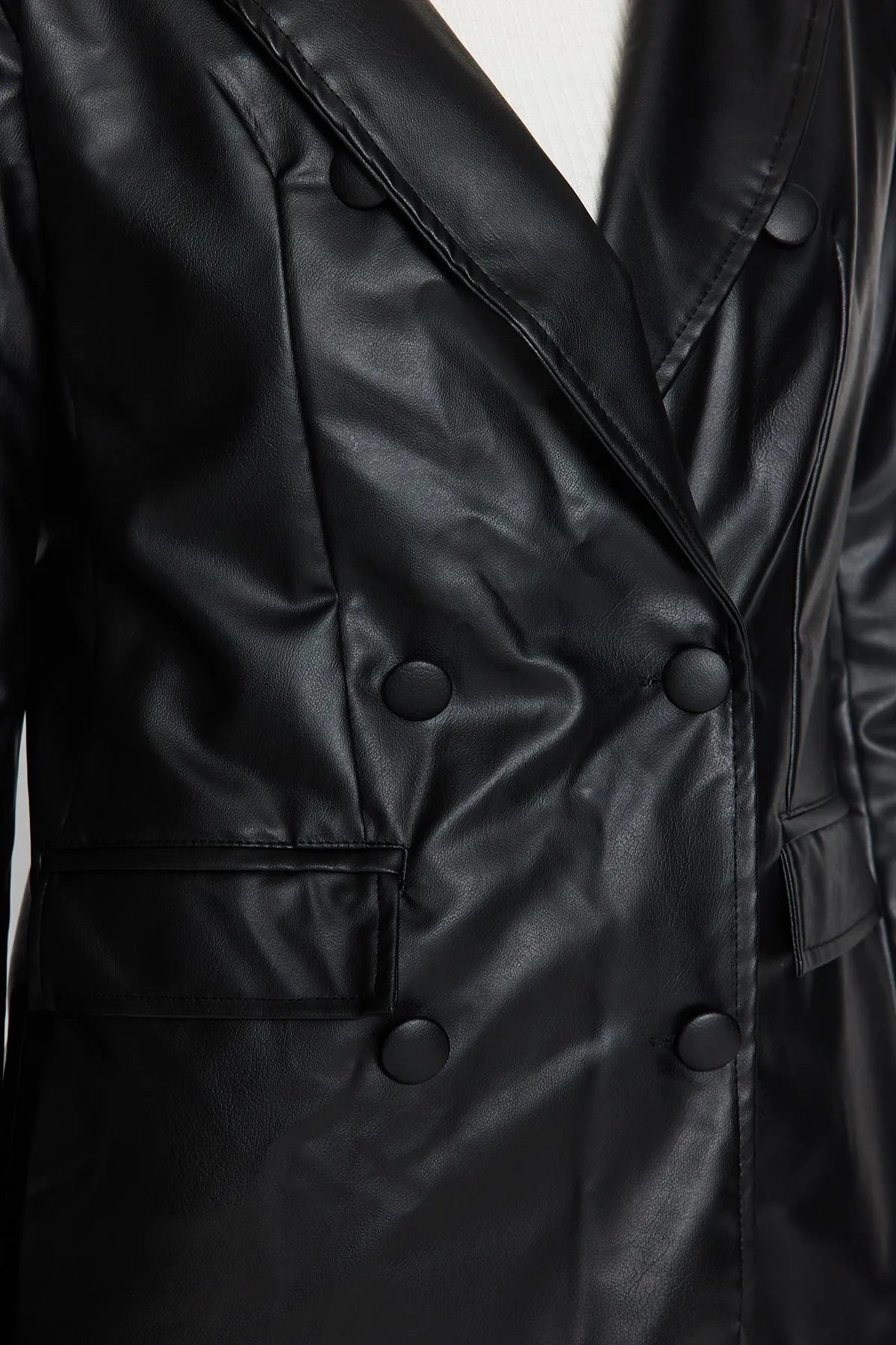 Trendyol Collection  Schwarzer Blazer aus Kunstleder mit normalem Futter und zweireihigem Verschluss, gewebte Jacke TWOAW21CE0156