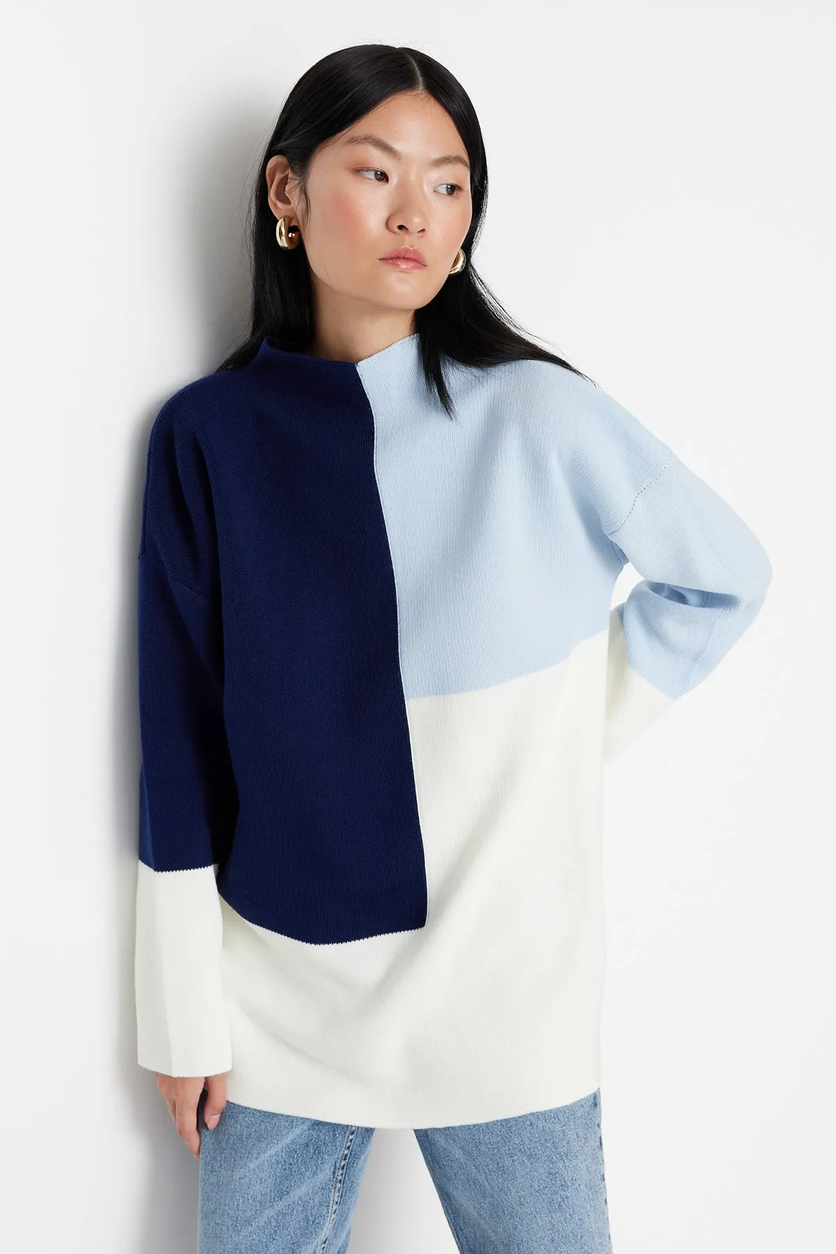 Trendyol Modest  Blauer, farbblockierter Strickpullover mit hohem Kragen TCTAW22AK0054