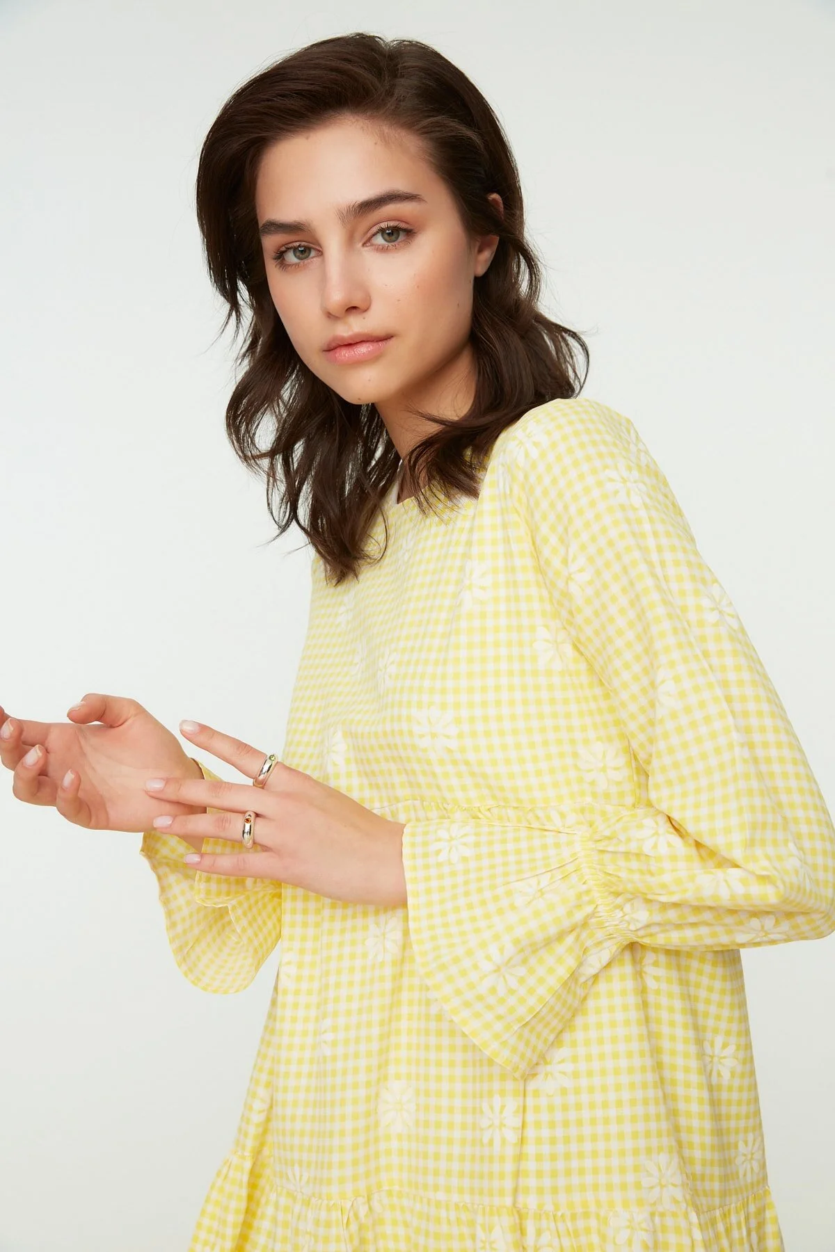 Trendyol Modest  Gelbes, gewebtes Kleid mit Gingham-Blumenmuster und Ärmeln aus Gummidetails TCTSS21EL3441