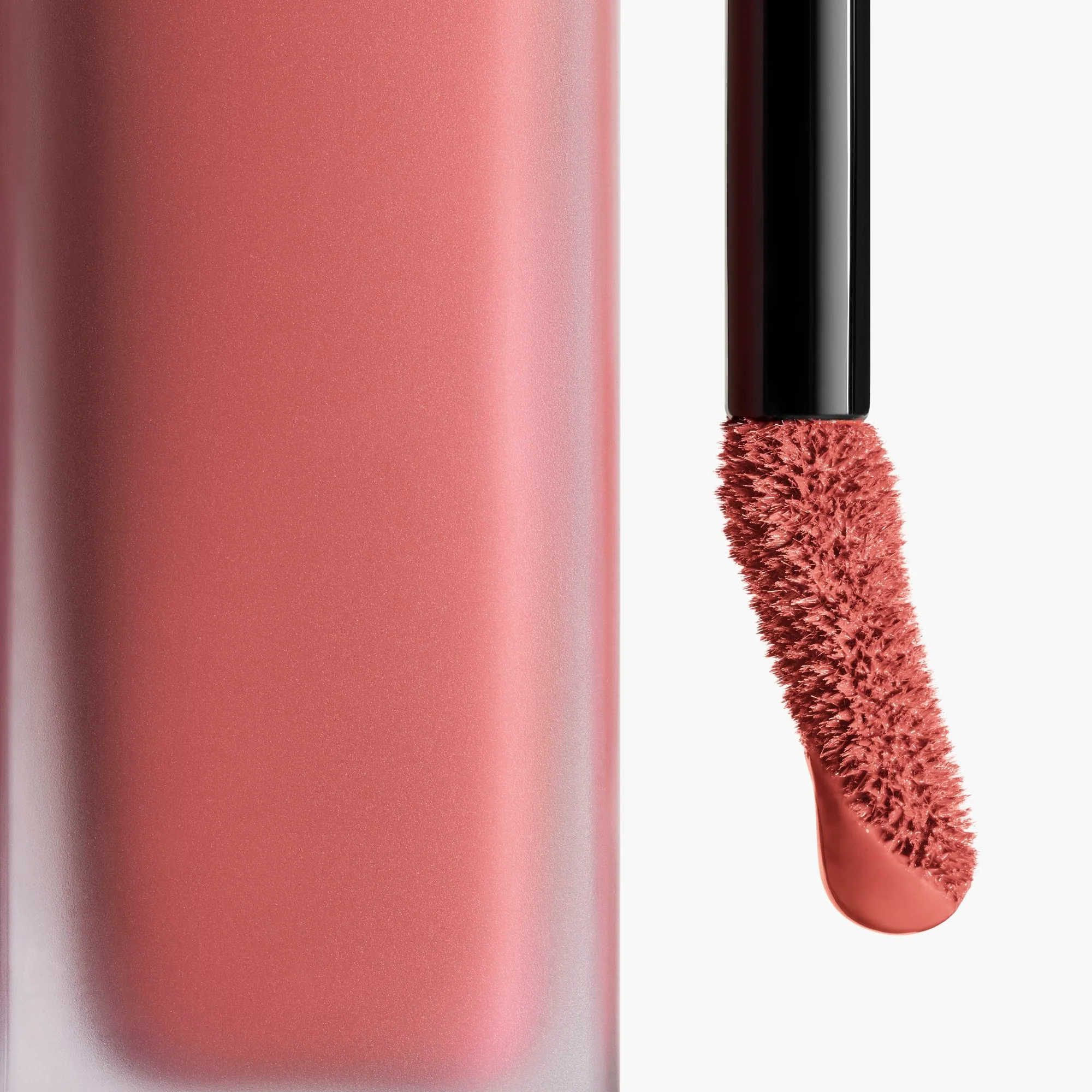 ROUGE ALLURE LIQUID VELVET - LE ROUGE À LÈVRES FLUIDE MAT INTENSE À LA TENUE ULTRA LONGUE DURÉE