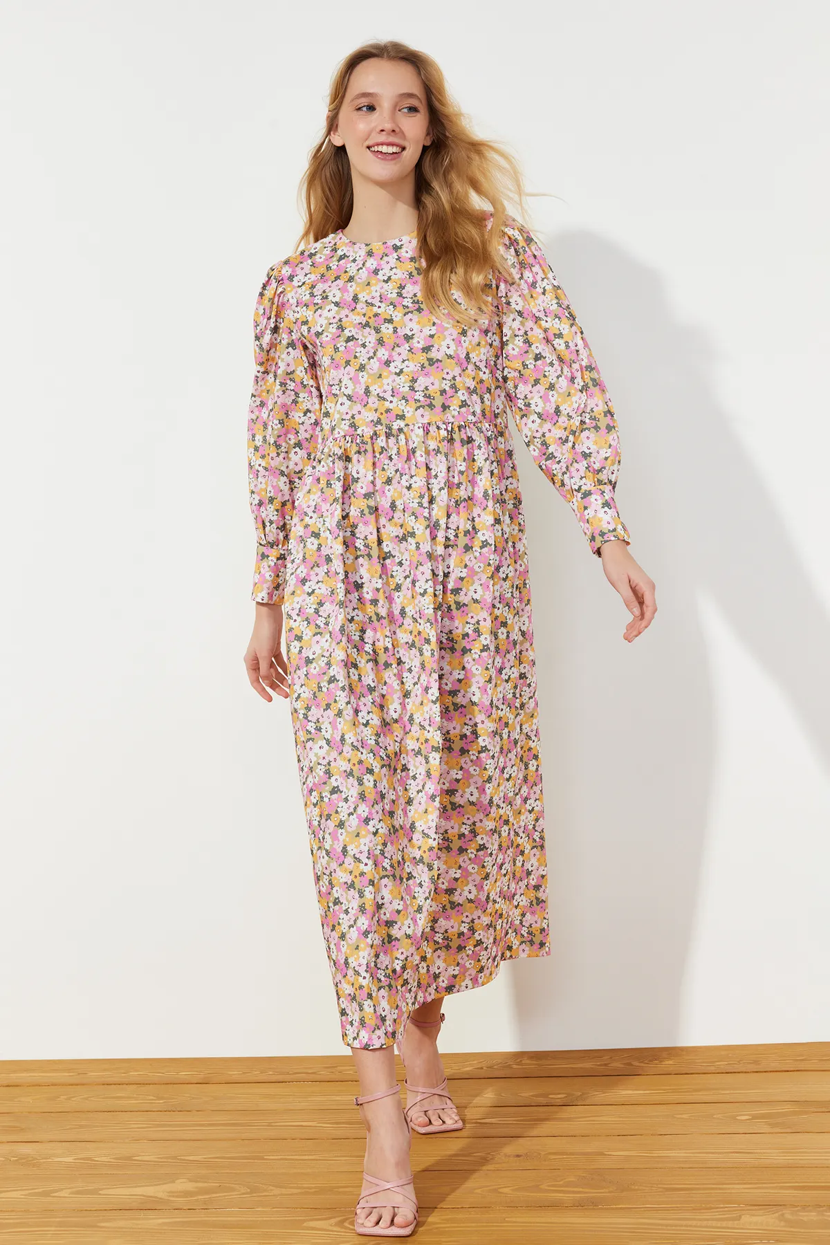 Trendyol Modest  Mehrfarbiges Kleid aus gewebter Baumwolle mit Blumenmuster TCTSS24EB00088