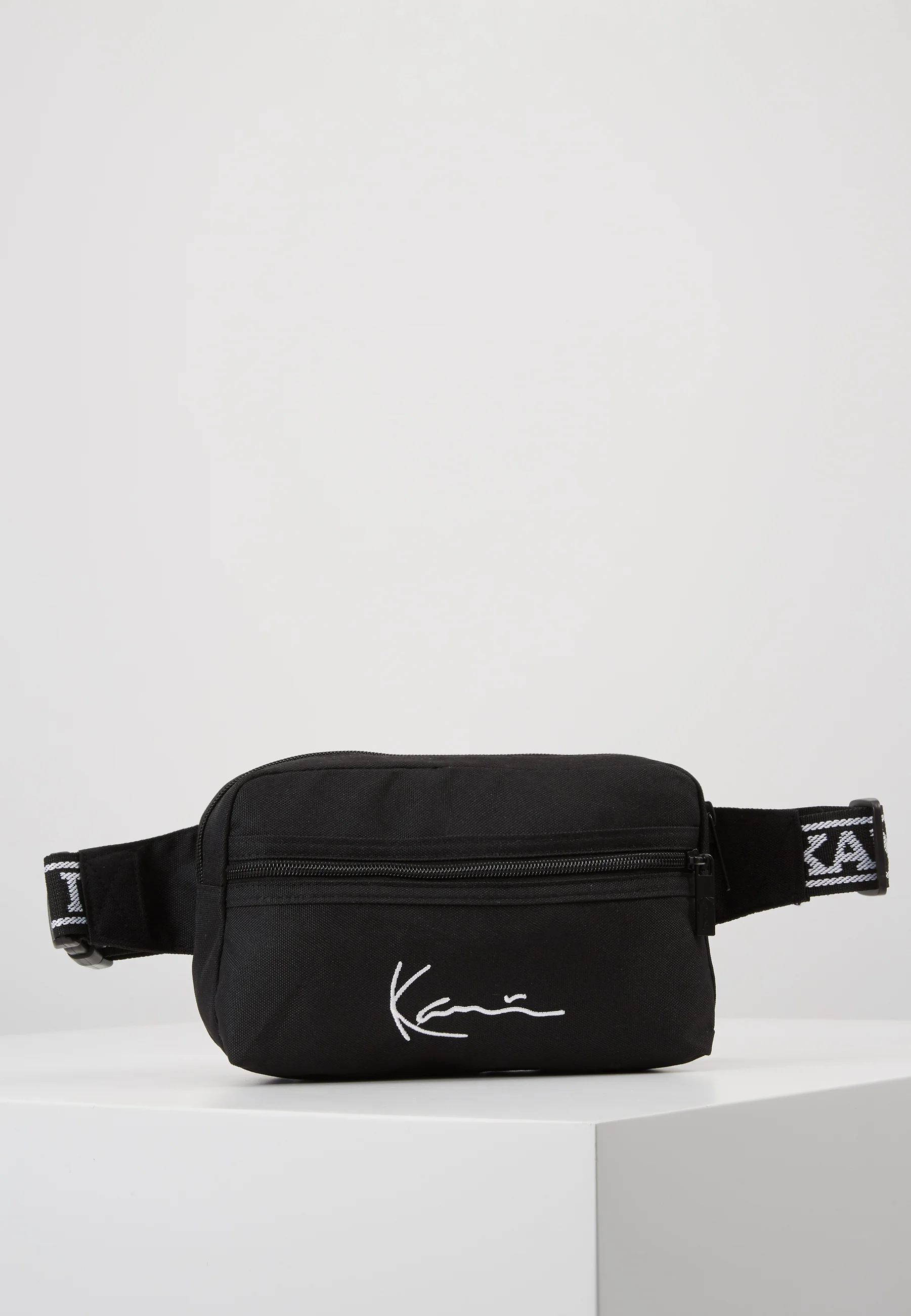 BOLSO DE RIÑONA CON CINTA DE FIRMA KK DE KARLA KANI - Riñonera