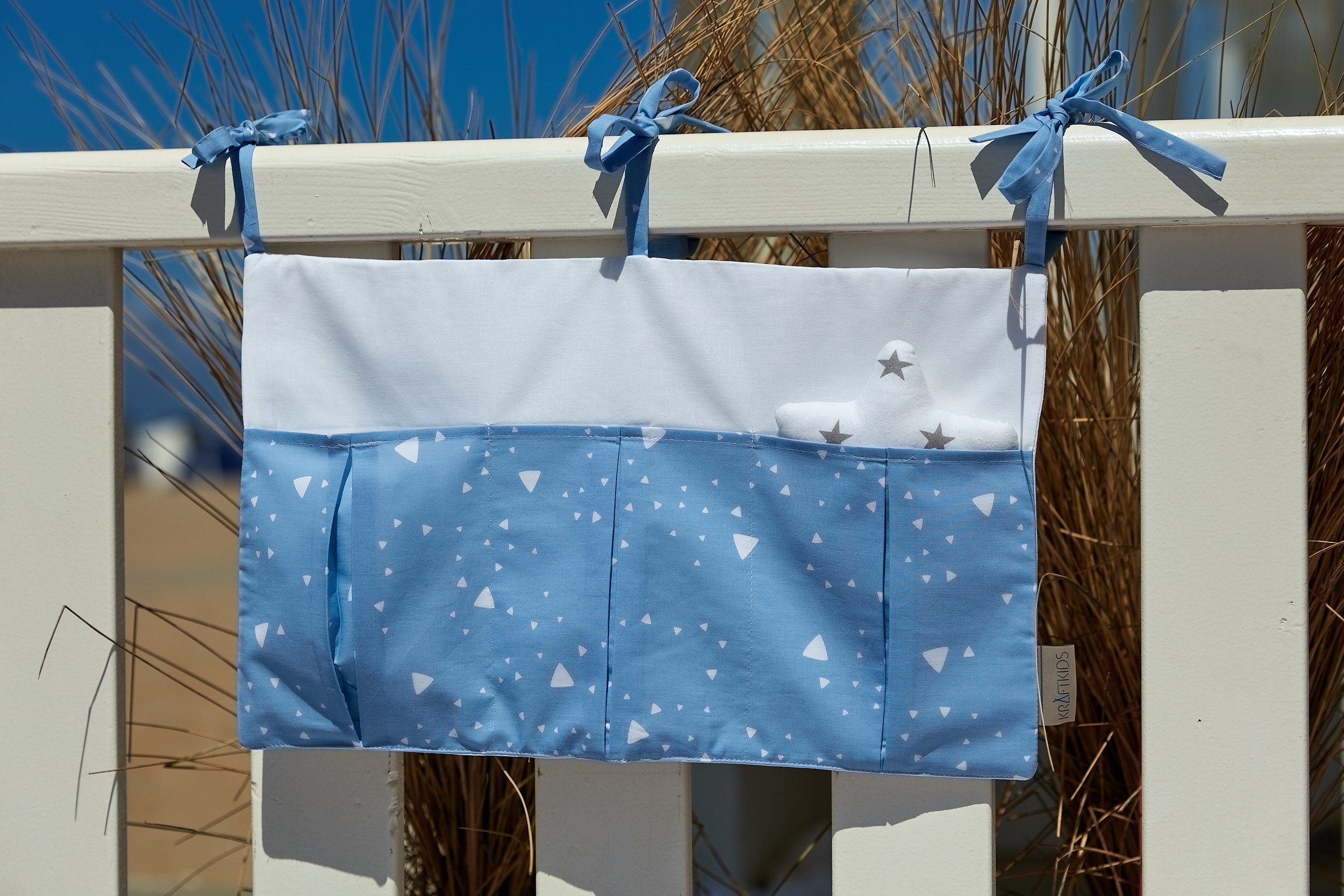 KraftKids Betttasche abgerundete Dreiecke weiß auf Blau, mit drei Fächern, innen mit Polyestervlies versteift