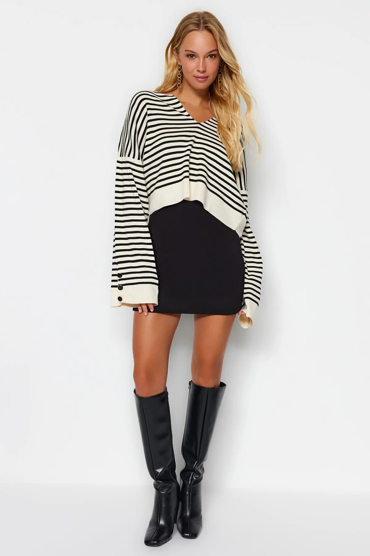 Trendyol Collection  Ecrufarbener, gestreifter Strickpullover mit weiter Passform TWOAW24KZ01080