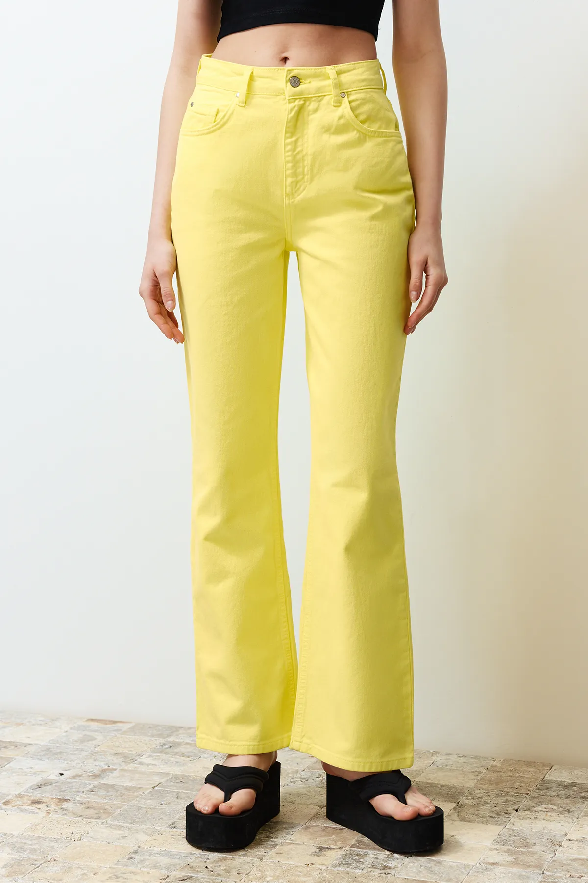 Trendyol Collection  Gelbe Jeans mit hoher Taille und weitem Bein TWOSS24JE00228