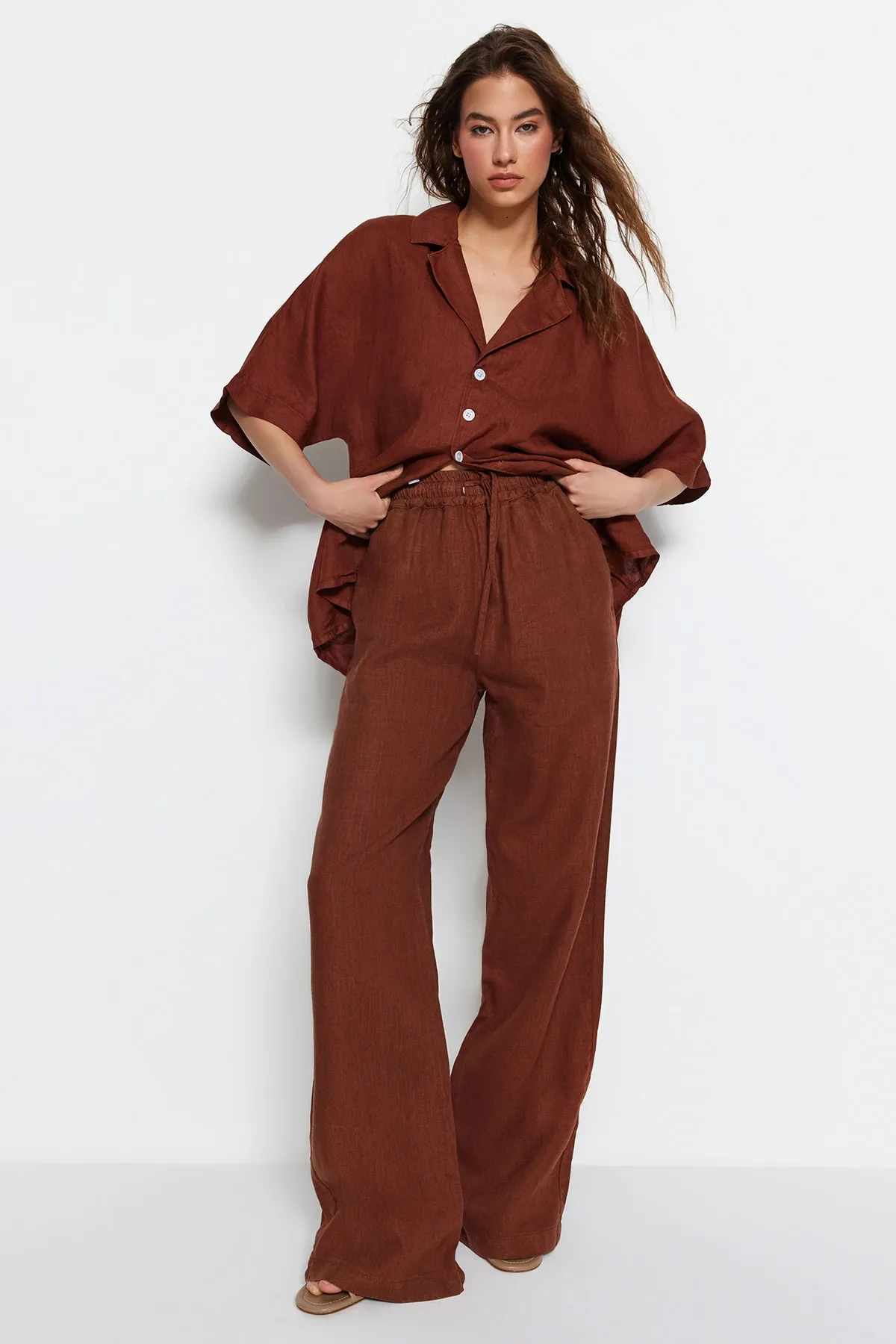Trendyol Collection  Braune Hose mit weitem Bein und hoher Taille aus 100 % Leinen mit elastischem Bund TWOSS23JE00293