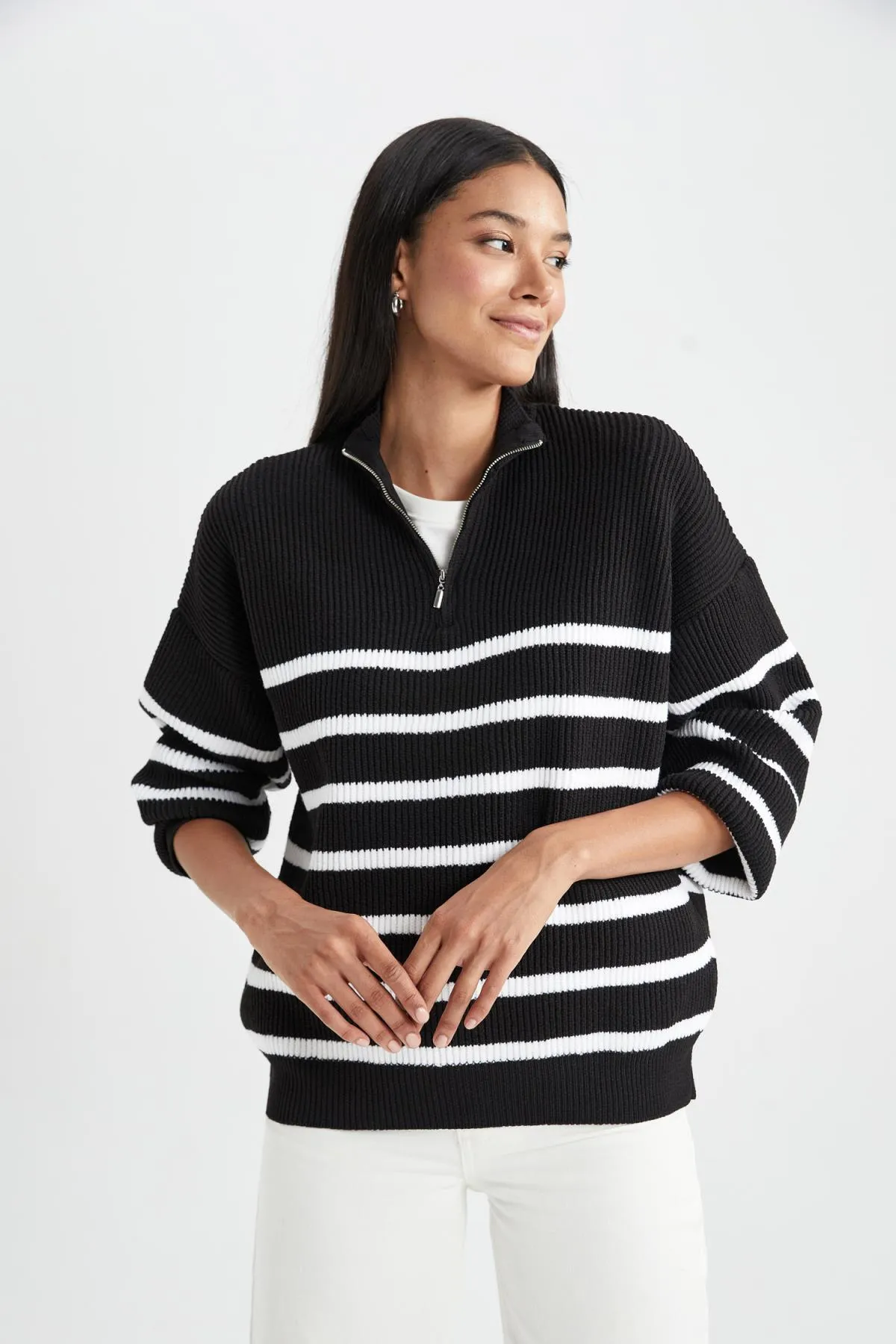 DeFacto  Regular Fit Gestreifter Pullover aus Thessaloniki-Stoff mit Reißverschluss und Stehkragen A3864ax23wn