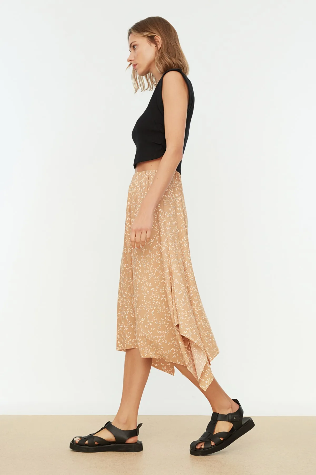 Trendyol Collection  Kamel gemusterter asymmetrischer Midi-Stretch-Strickrock mit Volant und hoher Taille TWOAW20ET0442