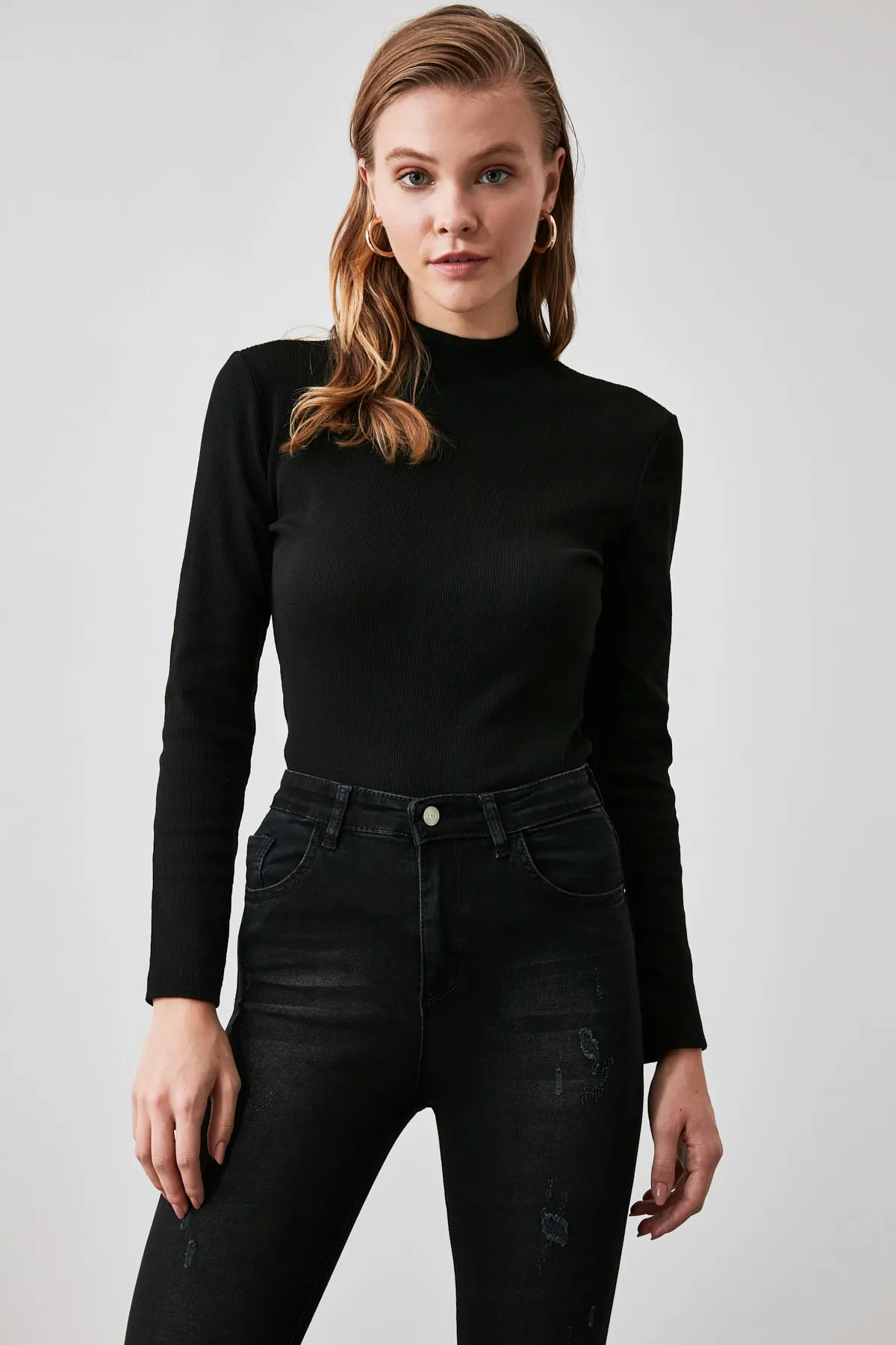 Trendyol Collection  Schwarze, taillierte, langärmlige, gerippte, dehnbare Strickbluse mit hohem Kragen TWOAW21BZ0423