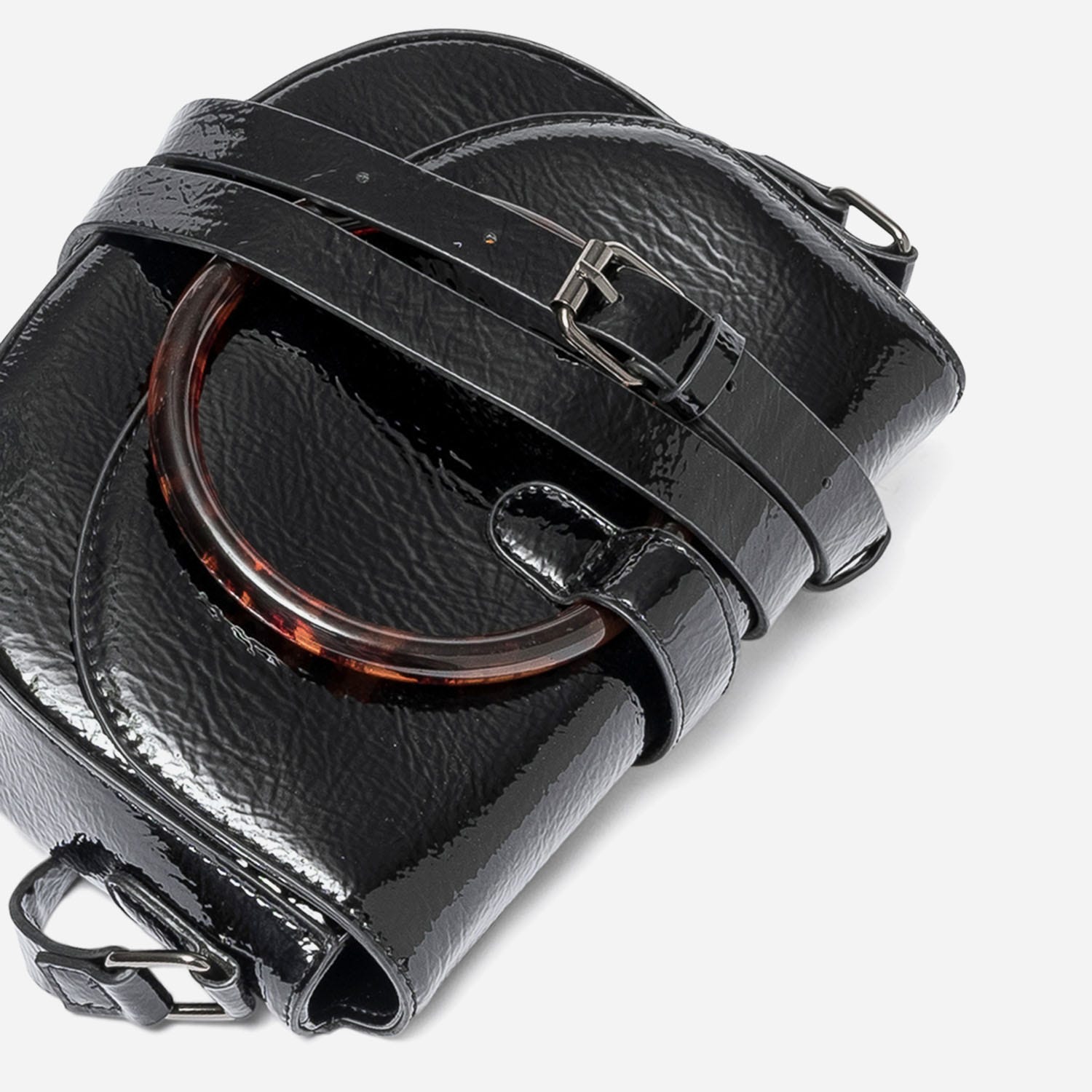 Sac à main noir verni avec maxi anneau écaille
