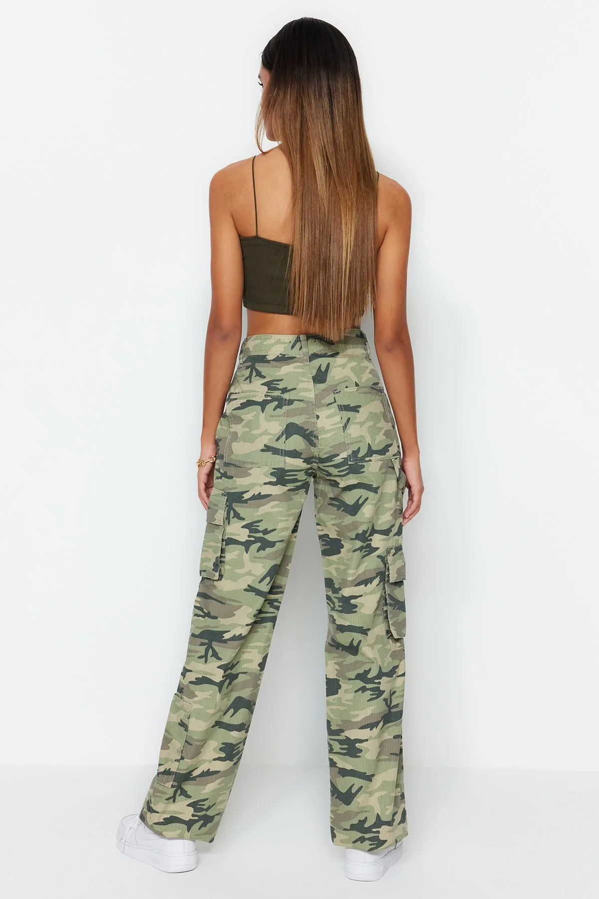 Trendyol Collection  Mehrfarbige Ribstop-Jeans mit Camouflage-Print, hoher Taille und weitem Bein und Cargo-Taschen TWOSS23JE00148
