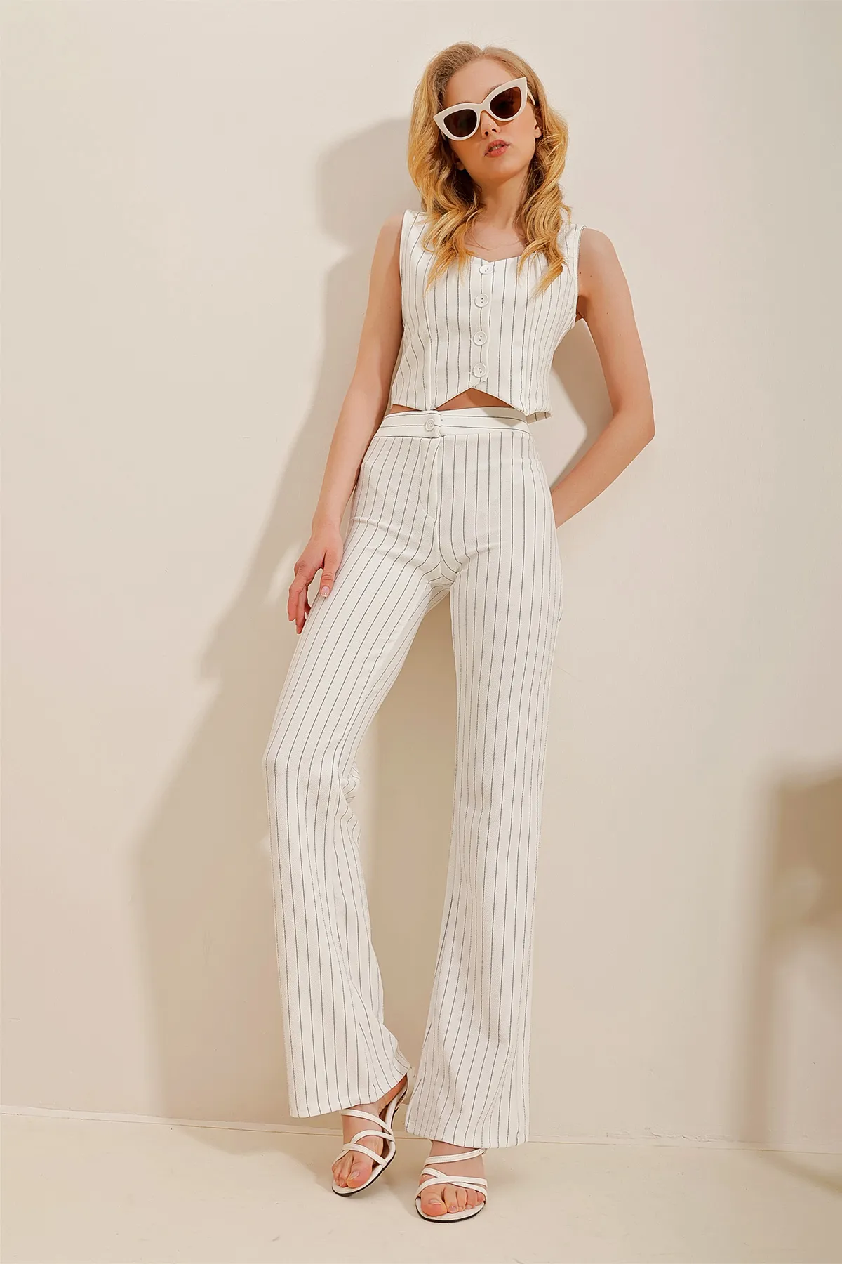 Trend Alaçatı Stili  Weiß gestreifte Damenhose ALC-X10112