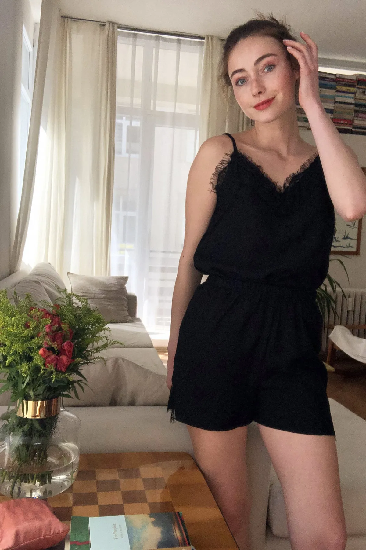Trendyol Collection  Schwarzes Pyjama-Set aus Viskosegewebe mit gerüschten Seilträgern THMSS20PT0290