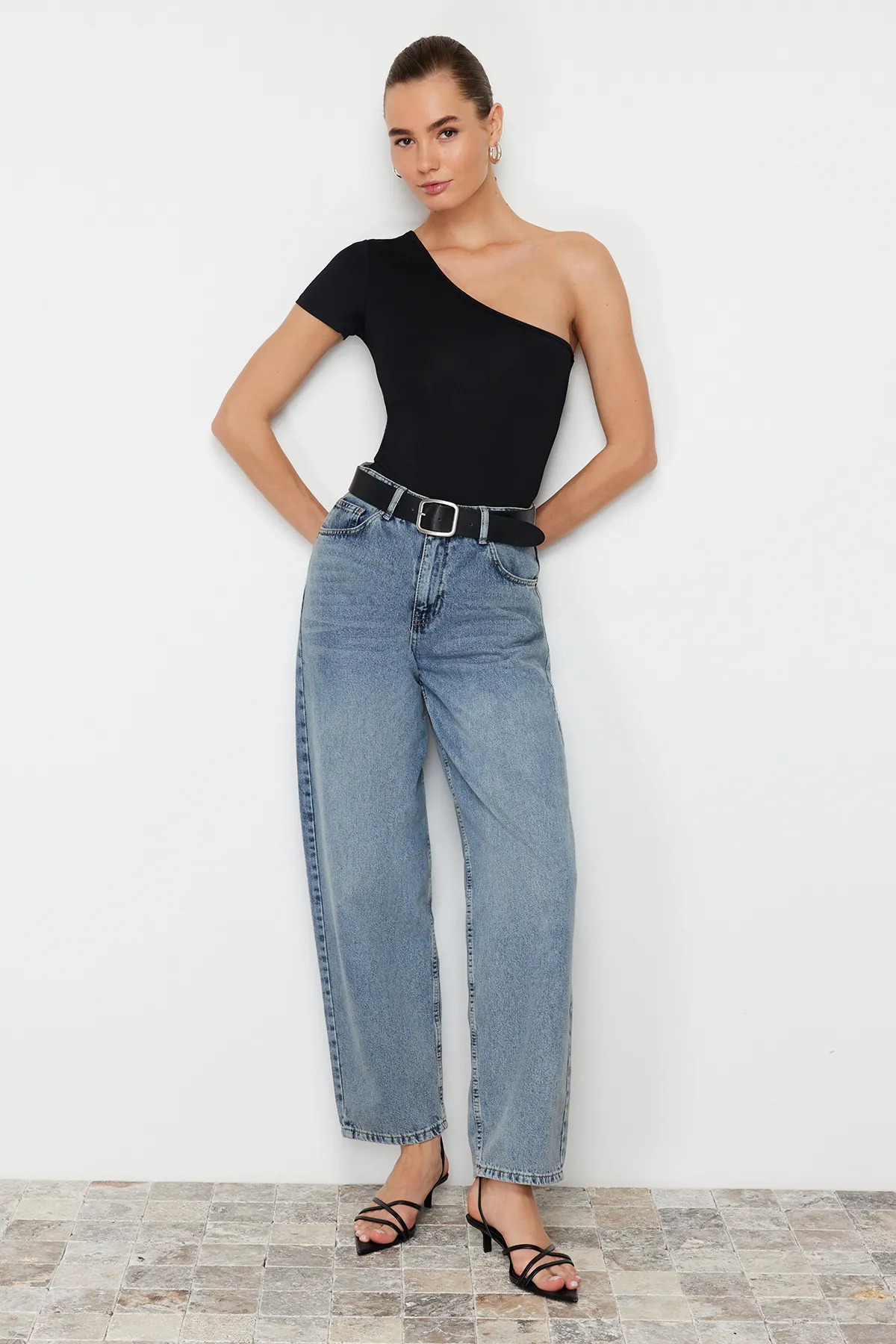 Trendyol Collection  Schwarzer taillierter/körperbetonter asymmetrischer Kragen, einarmiger Druckknopfverschluss, flexibler Strickbody TWOSS24BD00028