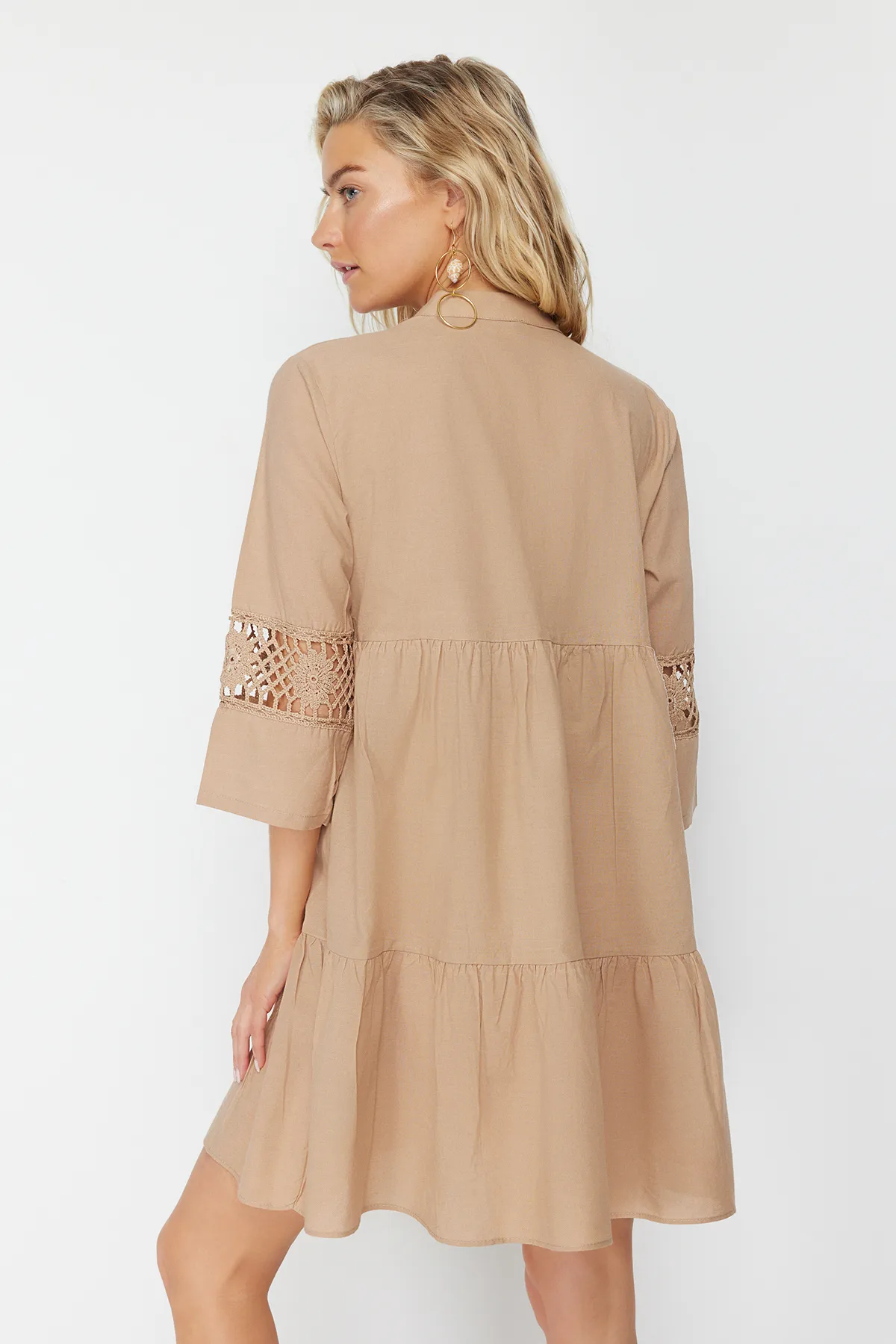Trendyol Collection  Beigefarbenes Mini-Strandkleid aus 100 % Baumwolle mit gewebter Spitze und Details TBESS20EL0854