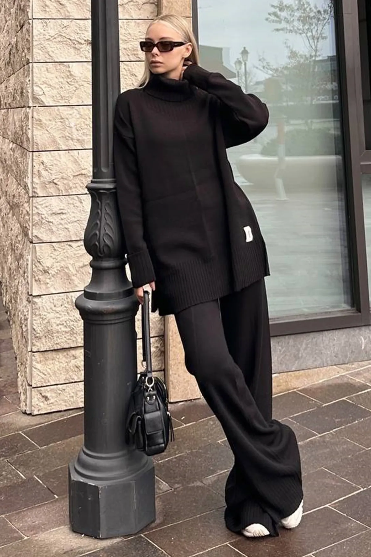 lovebox  Schwarzer Rollkragenpullover in Oversize-Passform mit langen Ärmeln und schwarzer Strickhose mit hoher Taille, Anzug 003